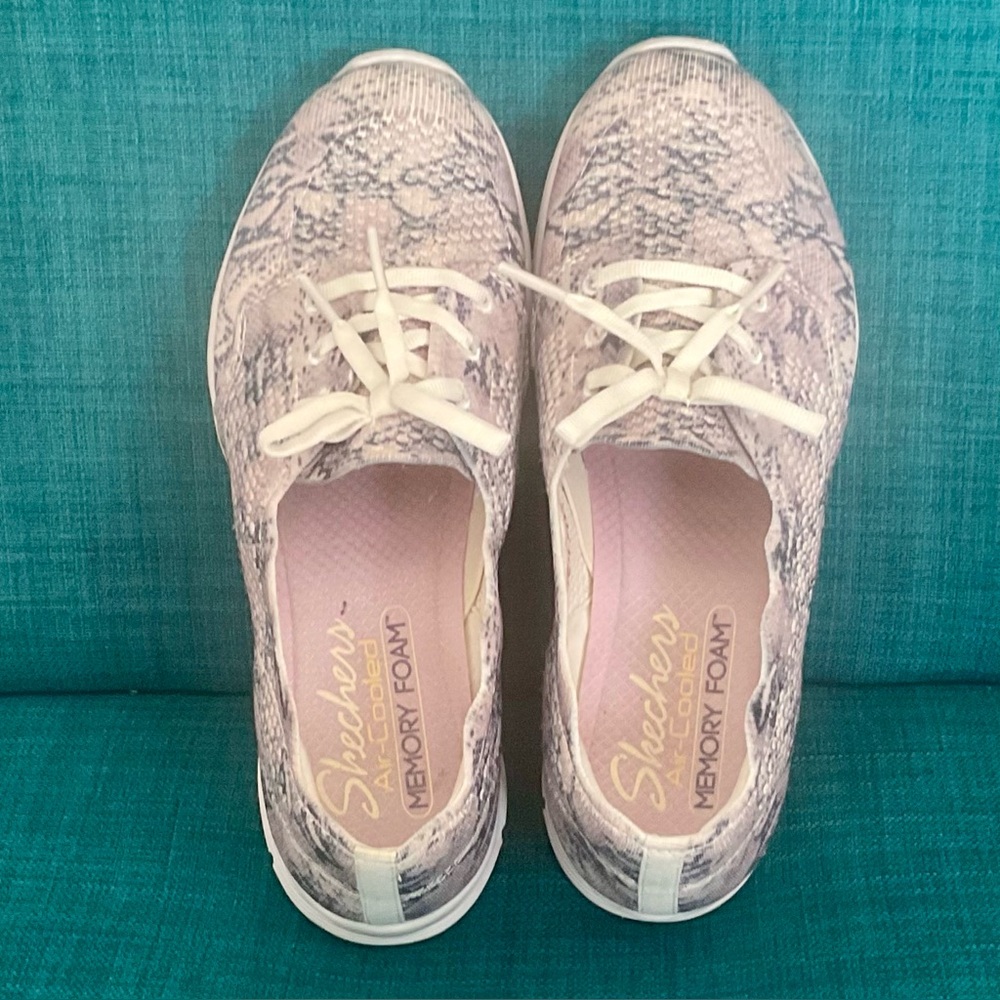 Skechers Womens Memory Foam Fit Sneaker Cream/Pink/Grey Snake Pattern SlipOn 5.5